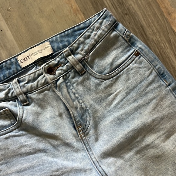 Original Denim by EXIT Jeans in Light Wash with Embroidered Back Pocket Size: 26 - Picture 4 of 16